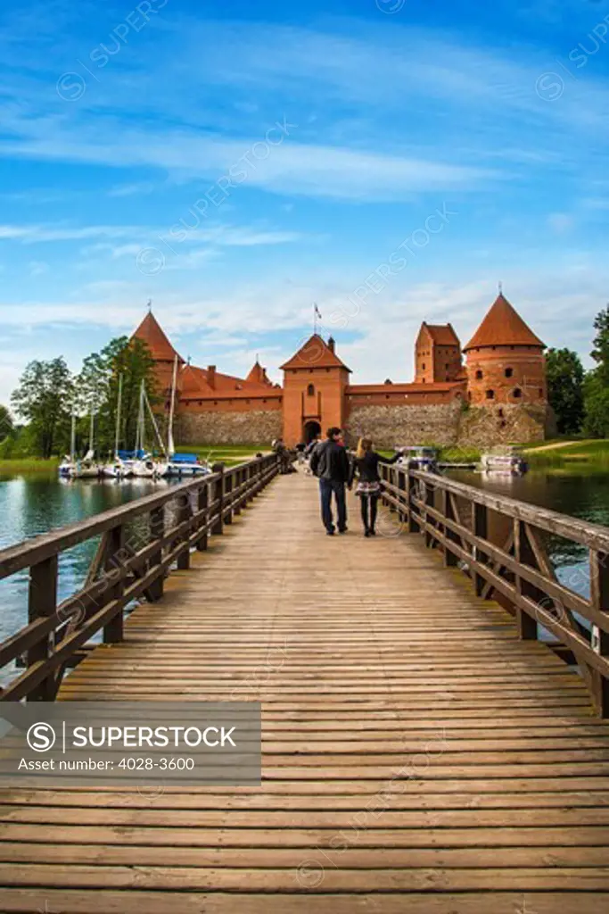 Lithuania, Vlinius, a wooden footbridge leads to Trakai castle
