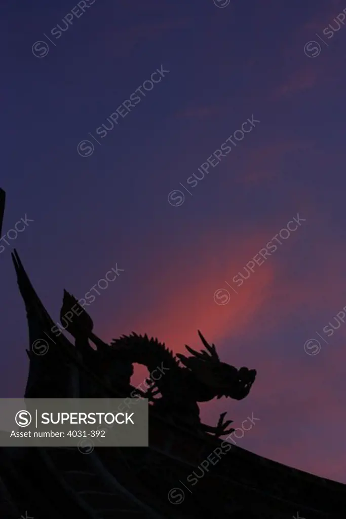 Taiwan, Kinmen County, Kinmen National Park, Shuitou, Silhouette of dragon statue at Jinshui temple