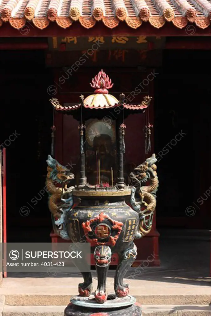 Taiwan, Kinmen County, Jincheng, Main urn at Buddhist temple