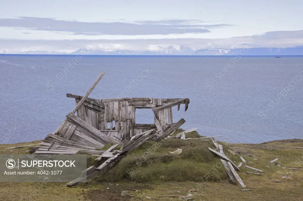 Ruined trapper's hut on the coast, Alkehornet, Spitsbergen, Svalbard Islands, Norway