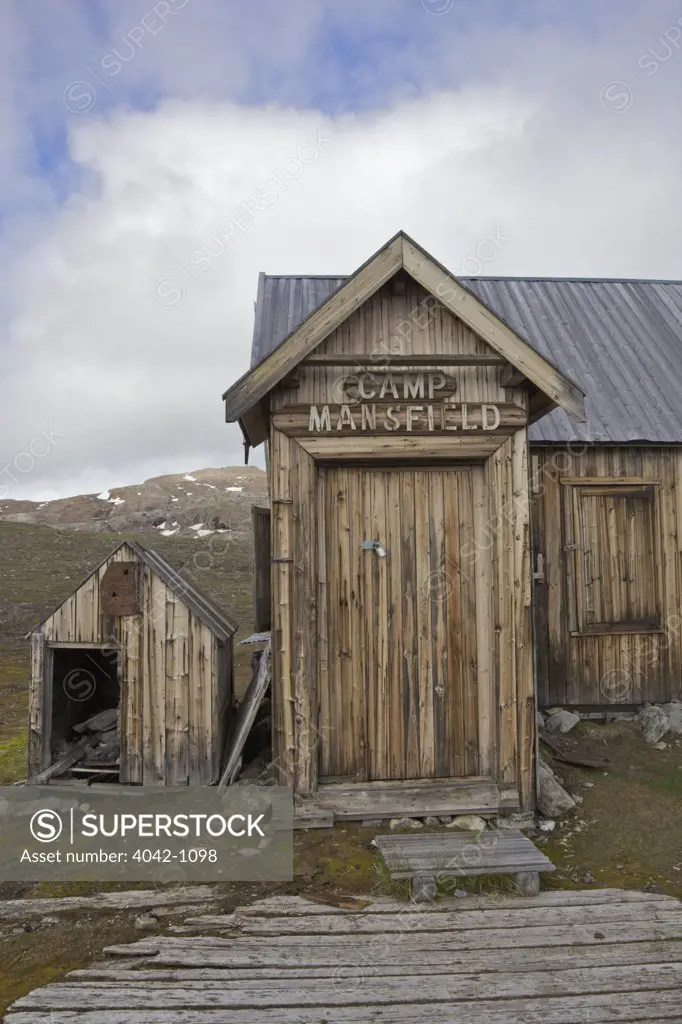 Old wooden trapper's hut, Camp Mansfield, Blomstrandhalvoya, Spitsbergen, Svalbard Islands, Norway