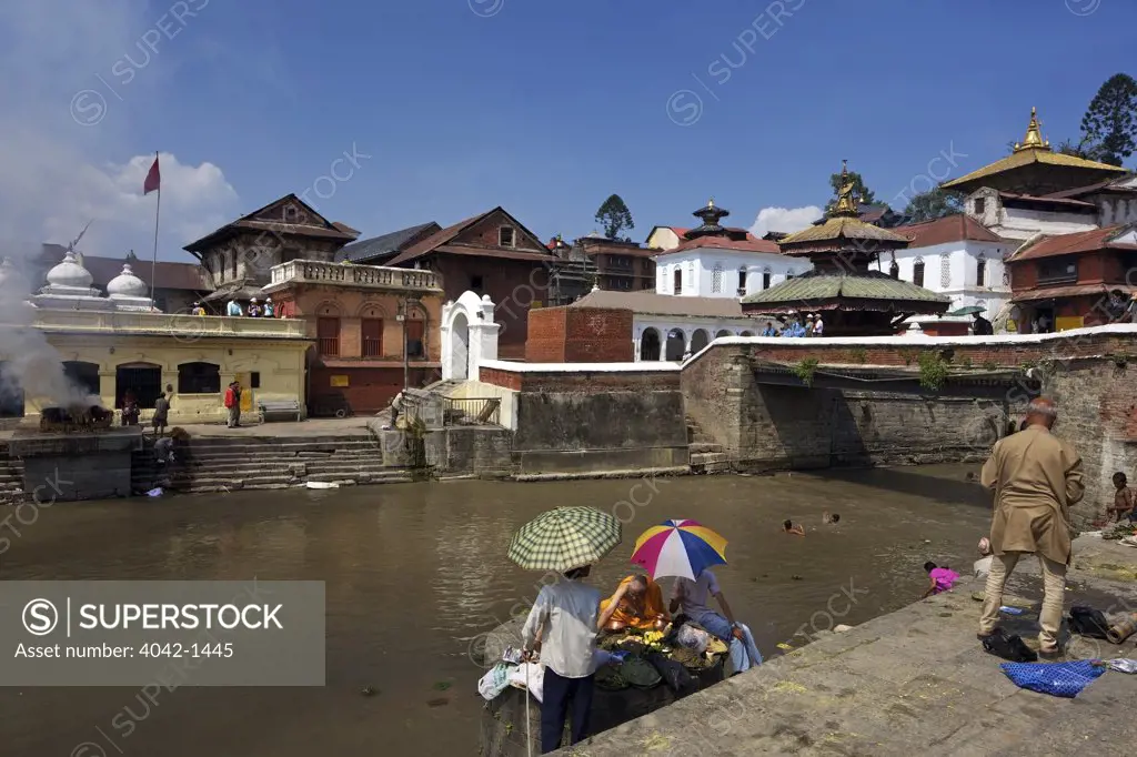 Shraddha being performed by priests and relatives of the deceased at ghat, Pashupatinath Temple, Bagmati River, Kathmandu, Nepal