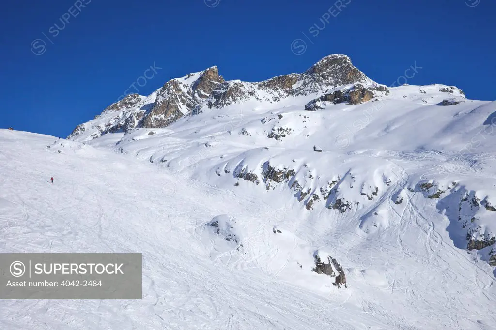 Le Serac blue piste in winter sunshine, Champagny, La Plagne, Rhone-Alpes, France
