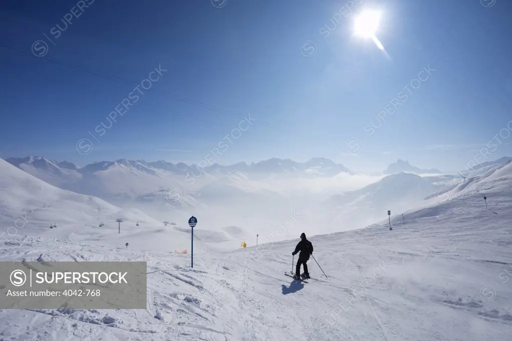Tourist skiing, Ulmer Hutte, St. Anton Am Arlberg, Tyrol, Austria