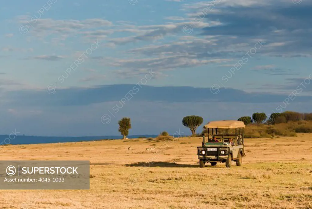Kenya, Masai Mara National Reserve, Safari vehicle in savannah