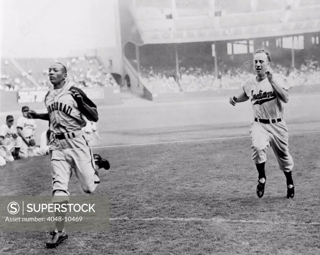Jesse Owens beating baseball player George Case in 100-yard dash at Cleveland Stadium. Cash was baseball's faster player, and Jesse was the 1936 Olympic running champion. 1946.