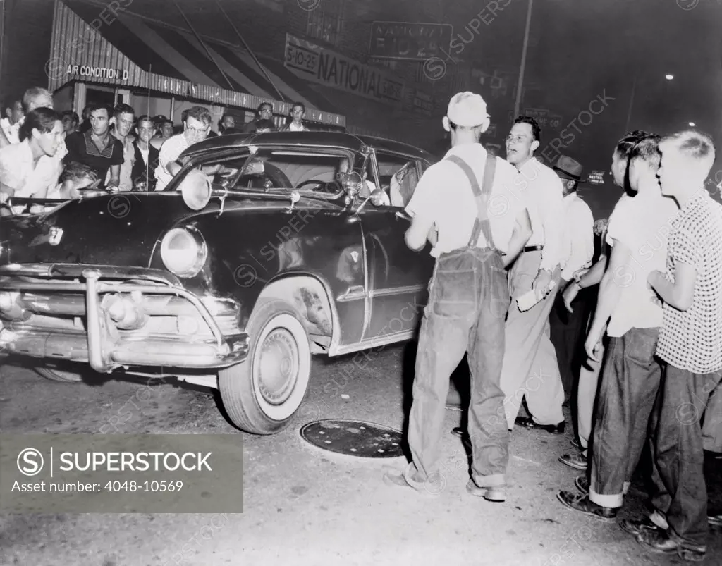 Billy Middlebrooks trying to dissuade a mob which is attempting to haul an African American motorist from his car, as the latter passed through Clinton, Tennessee. Aug. 31, 1956.
