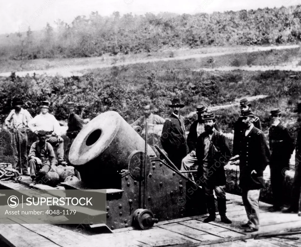 The American Civil War, Union soldiers surrounding the Dictator, a 13-inch siege mortar cannon, circa 1861