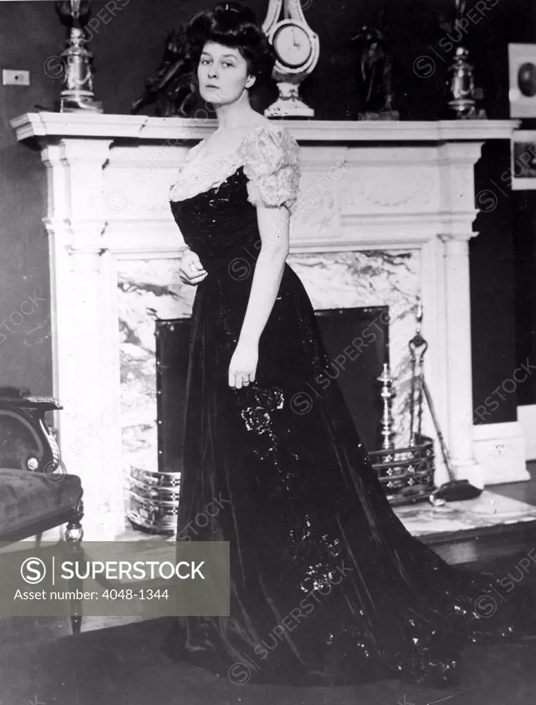 FASHION-Woman in Gibson Girl fashion. 1912