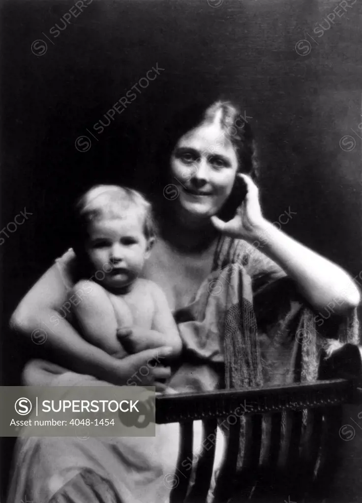 Isadora Duncan with daughter Deirdre, circa 1908
