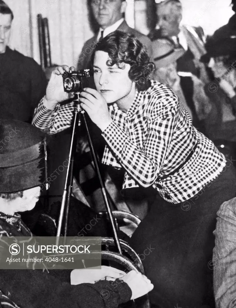 Margaret Bourke-White photographing the Hauptmann trial at Hunterdon County Courthouse, 1935