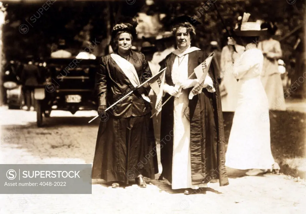 Women attending a suffrage parade, U.S., 1912