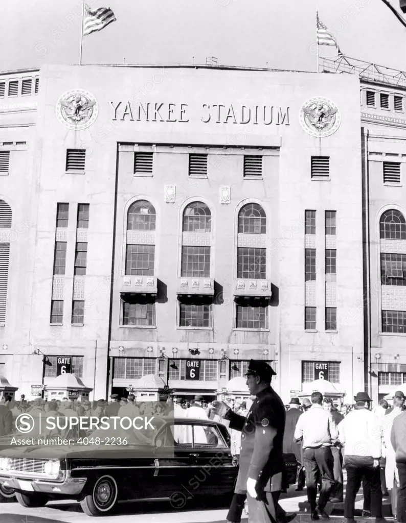Yankee Stadium, fans arrive to watch the game between the New York Giants and the St. Louis Cardinals, New York, November 24, 1963