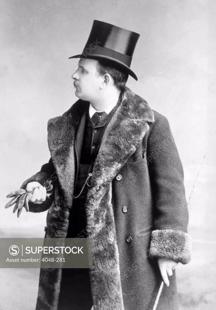Gentleman wearing a top hat, studio portrait by Max Platz, Chicago, circa 1900. Photo: Courtesy Everett Collection