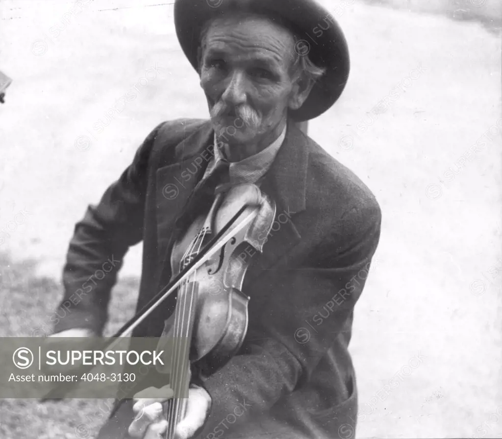 Fiddlin' Bill Henseley, mountain fiddler, photograph by Ben Shahn, Asheville, North Carolina, 1938.