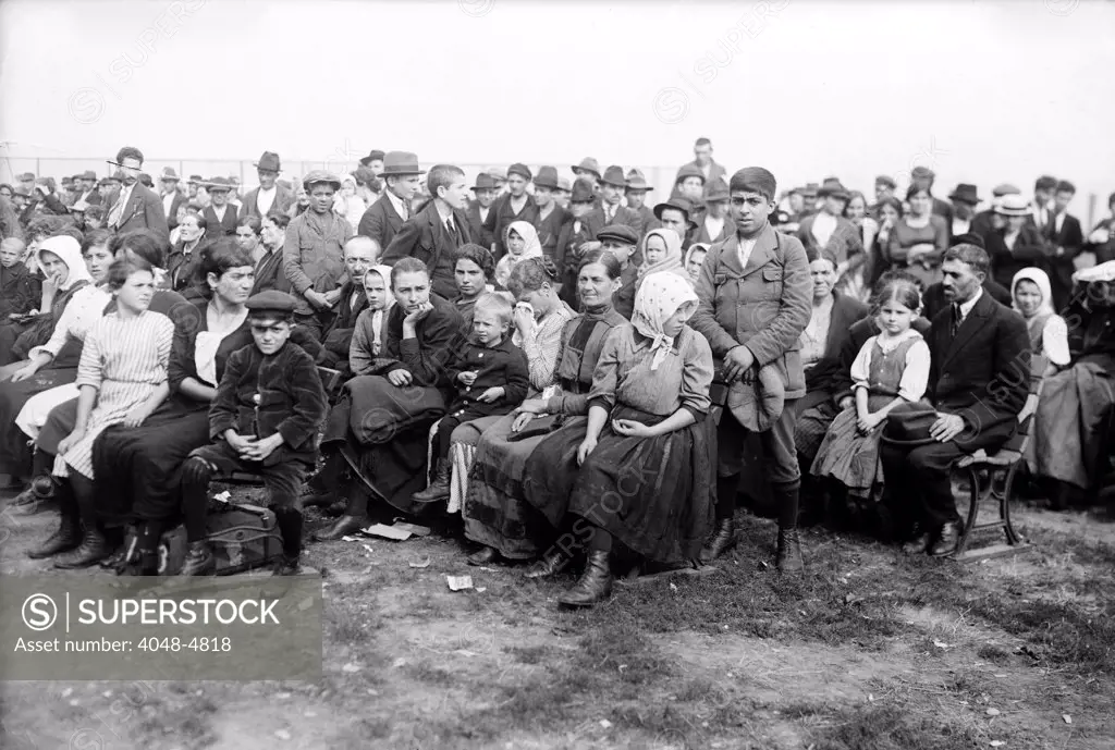 European immigrants arriving at Ellis Island, ca. 1907
