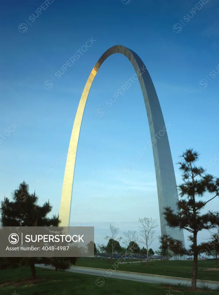 The Gateway Arch. Jefferson National Expansion Memorial. St. Louis, Missouri. 1947 design, 1963-1966 construction. Photo ca. 1986