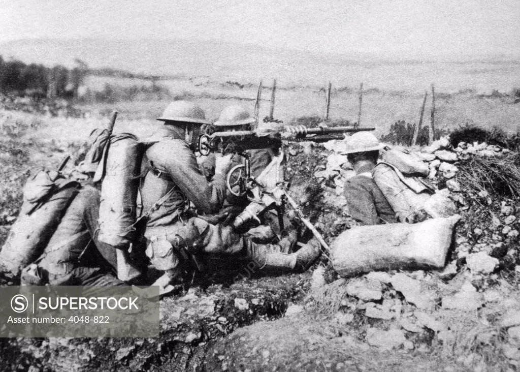 World War I, American machine gunners in battle, 1918, official British war photograph