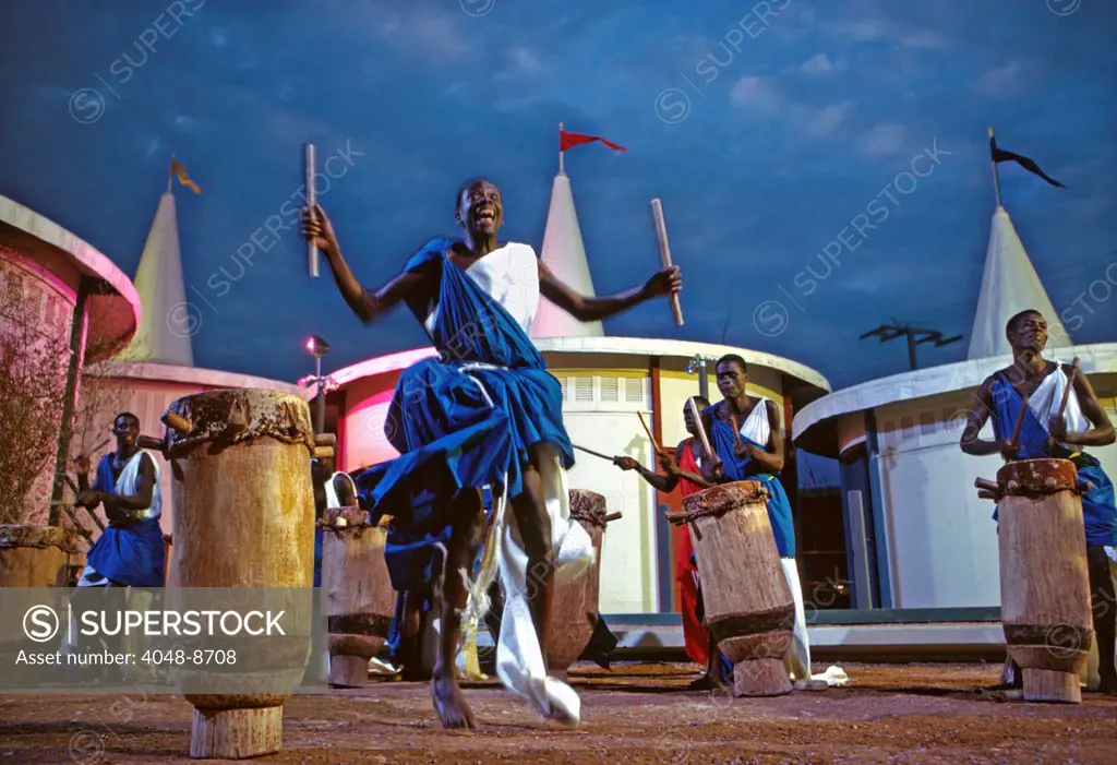 African Pavillion, 1964 World's Fair, Flushing Meadows, New York. Seven foot tall Watusi warriors dance a victory-celebration to entertain visitors at the African Pavillion. Photo: John G. Zimmerman Archive/courtesy Everett Collection.