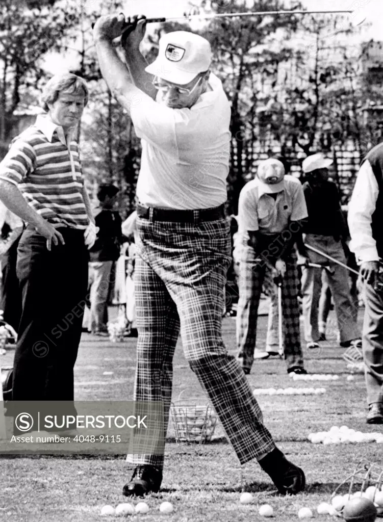 Jack Nicklaus (L) watches President Ford's golf swing at the Inverrary Classic in Lauderhill, Florida. Feb. 2 , 1975.