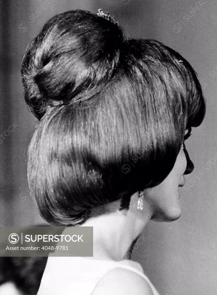 Jacqueline Kennedy's new hairdo was called a 'Brioche'. The occasion was a White House state dinner for Shah Mohammed Reza Pahlavi and Empress Farah. April 11, 1962.