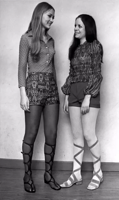 FASHION-Women in Hot Pants fashionable in the '70's. 1971