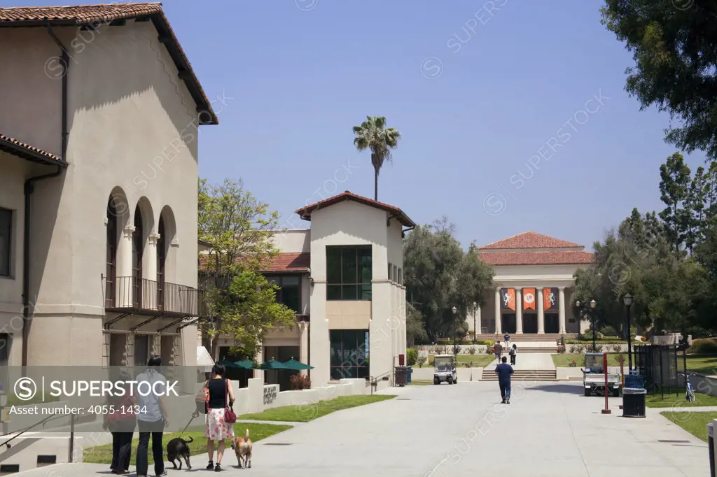 Johnson Student Center (L) and Thorne Hall (R). Occidental College is where Barack Obama attended from fall 1979 through spring 1981 before  transferring to Columbia University. Highland Park, Los Angeles, California, USA