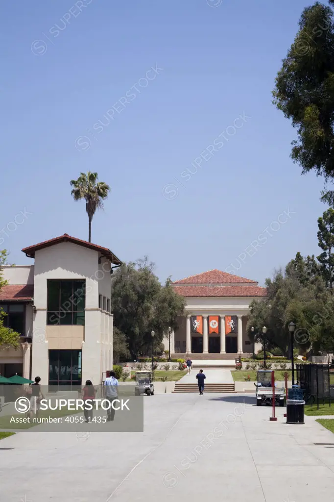 Johnson Student Center (L) and Thorne Hall (R). Occidental College is where Barack Obama attended from fall 1979 through spring 1981 before  transferring to Columbia University. Highland Park, Los Angeles, California, USA