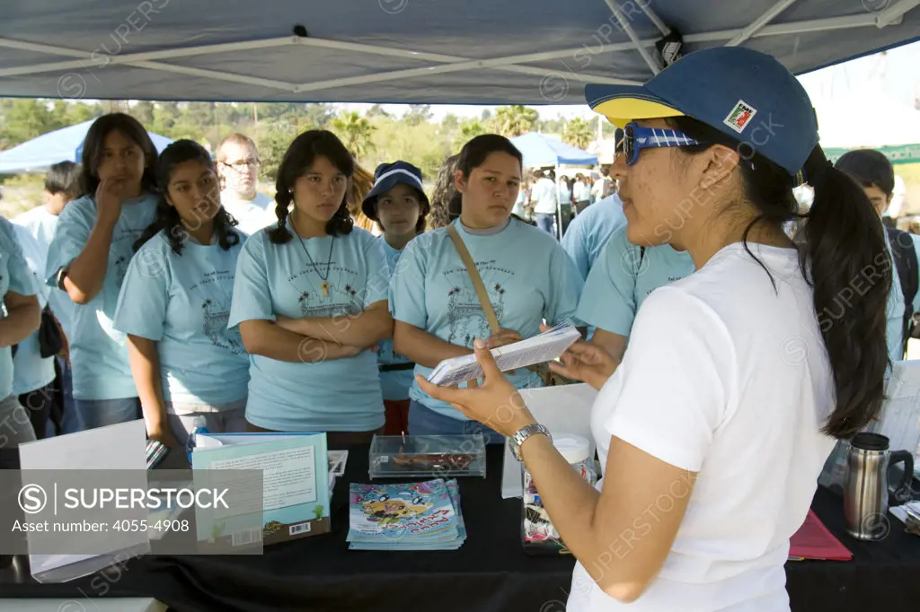 Eveline Bravo of Heal the Bay speaks to school children at River School Day clean up of the LA River sponsered by FoLAR (Friends of the Los Angeles River), Glendale Narrows, Los Angeles, California, USA