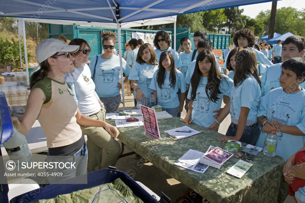 Tree People gives a presetation to school children at River School Day clean up of the LA River sponsered by FoLAR (Friends of the Los Angeles River), Glendale Narrows, Los Angeles, California, USA