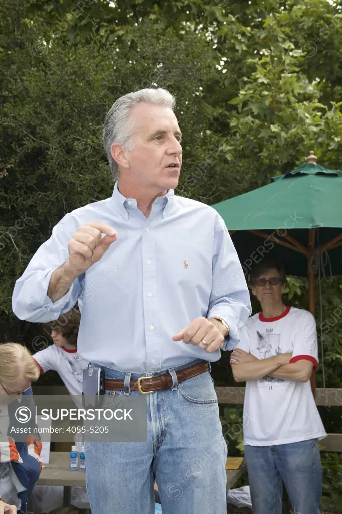 State Assemblyman Paul Krekorian addresses volunteers. FoLAR' (Friends of the LA River) annual river cleanup, La Gran Limpieza, was held  May 9, 2009. Thousands of volunteers at 14 sites pulled out accumlated trash, mostly plastic bags, from river runoff that might normally find it's way downstream into the Pacific Ocean.