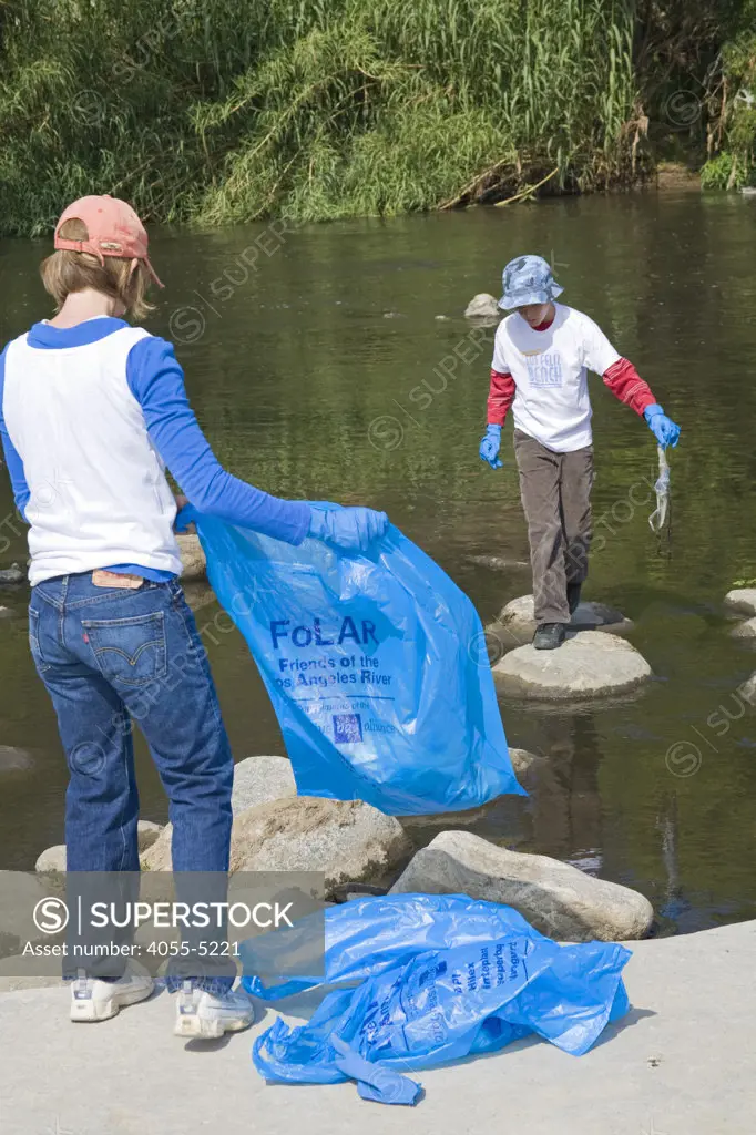 Cleaning up the Glendale narrows. FoLAR' (Friends of the LA River) annual river cleanup, La Gran Limpieza, was held  May 9, 2009. Thousands of volunteers at 14 sites pulled out accumlated trash, mostly plastic bags, from river runoff that might normally find it's way downstream into the Pacific Ocean.