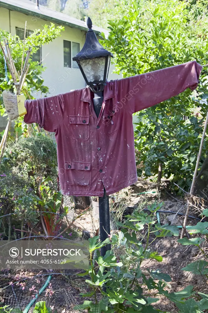 Scarecrow made from lamp. Edendale Farm is a model of permaculture and urban farming, a closed system of organic gardening, water and energy conservation and sustainable design. Silver Lake, Los Angeles, California, USA