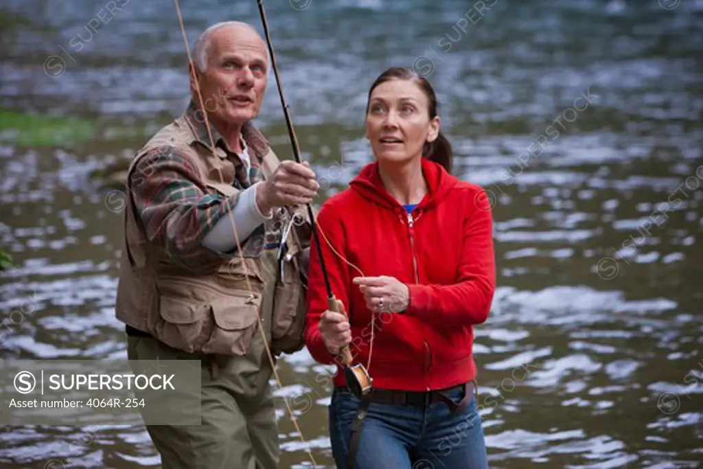 USA, Washington, Vancouver, Couple fishing in river