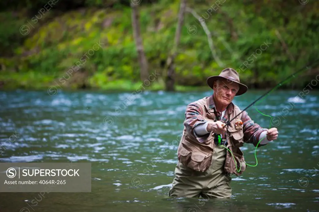 USA, Washington, Vancouver, Senior man fishing on river