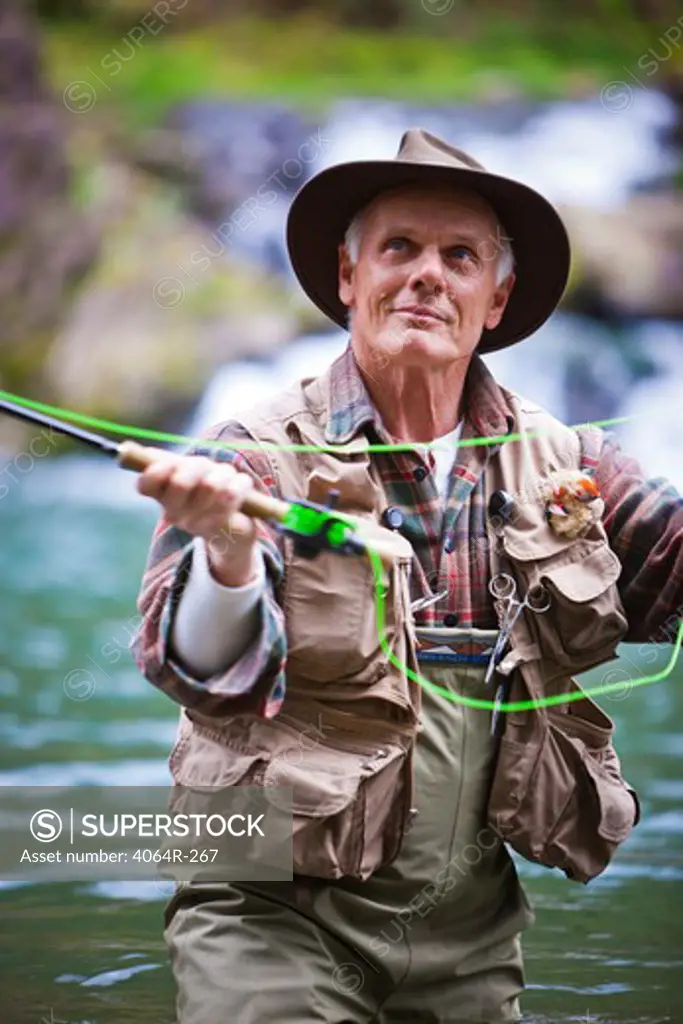 USA, Washington, Vancouver, Senior man fishing on river