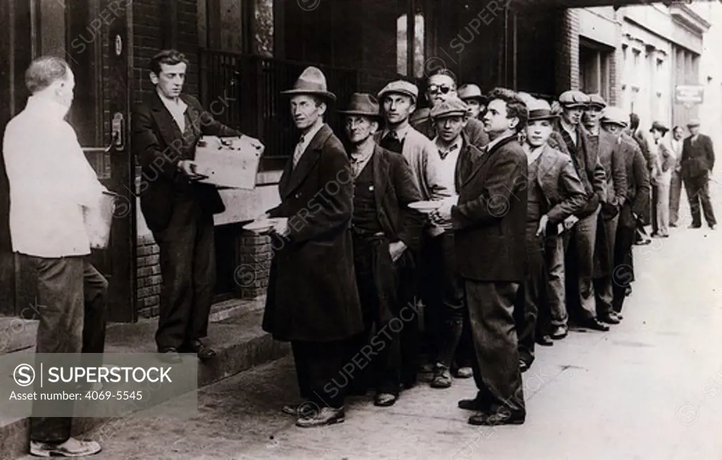 Central Union Mission distributing bread to the unemployed, Washington DC, USA, photograph, October 1930