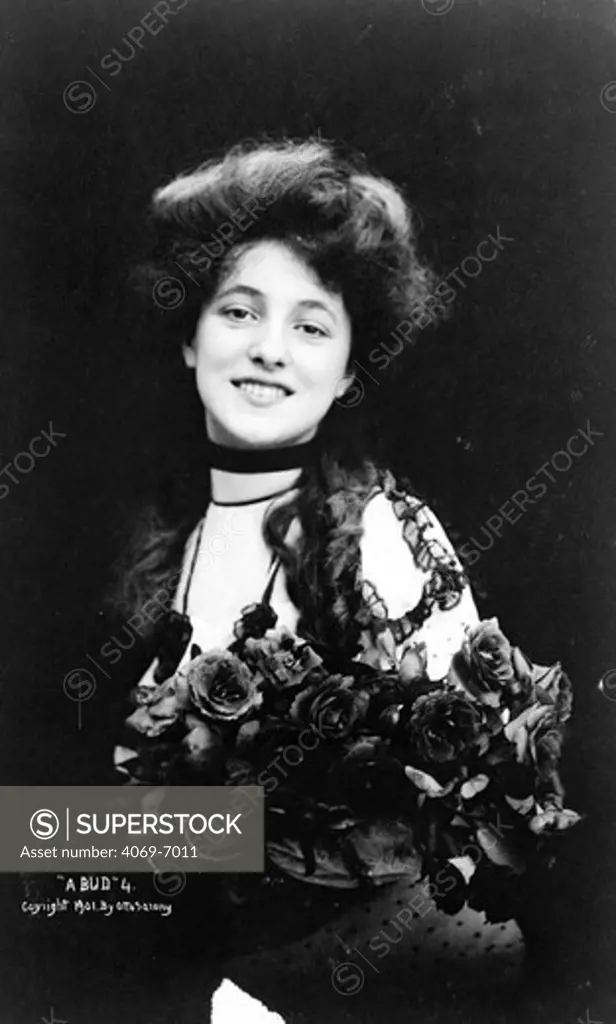 Evelyn NESBIT 1884-1967, American artists' model and chorus girl, noted for her entanglement in the murder of her ex-lover, architect Stanford White, by her first husband, Harry Kendall Thaw, photographed c. 1901