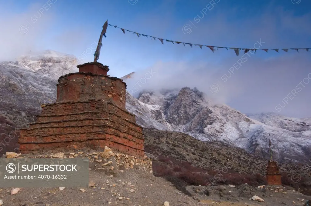 Chorten with mountains in background, Ghar Gompa, Mustang, Nepal