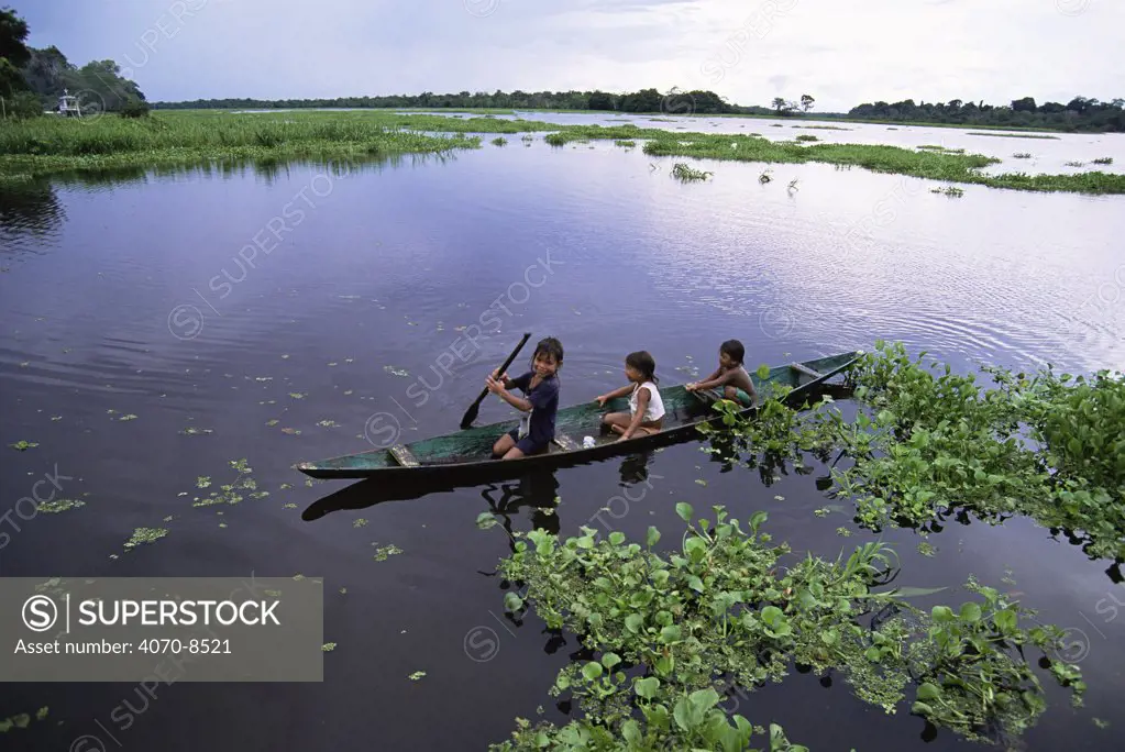 Children in canoe, Jaraua village, Mamiraua Ecol. Stn, Amazonas, Brazil