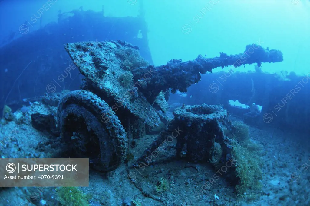 Japanese Field Gun on the deck of the shipwrecked 'Nippo Maru', Truk / Chuuk Lagoon, Chuuk Islands, Pacific ocean