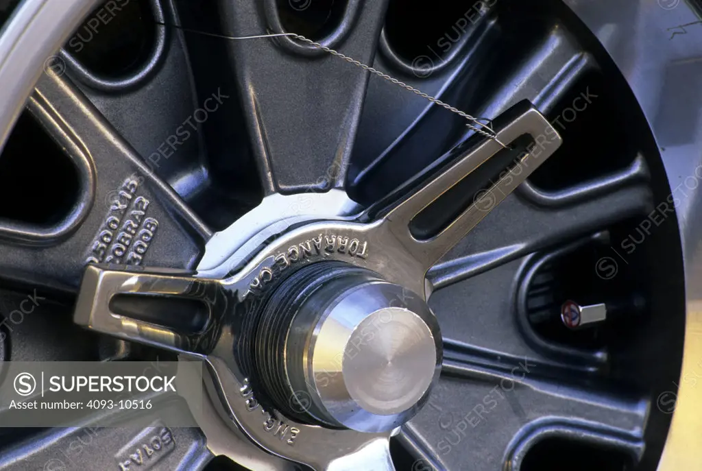 detail Shelby Cobra replica 1960s knock-off wheel spinner chain