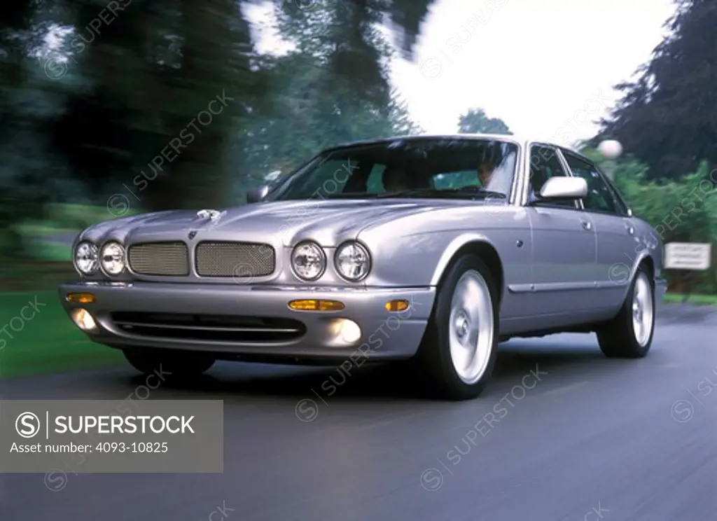 Jaguar XJR 2000 silver street