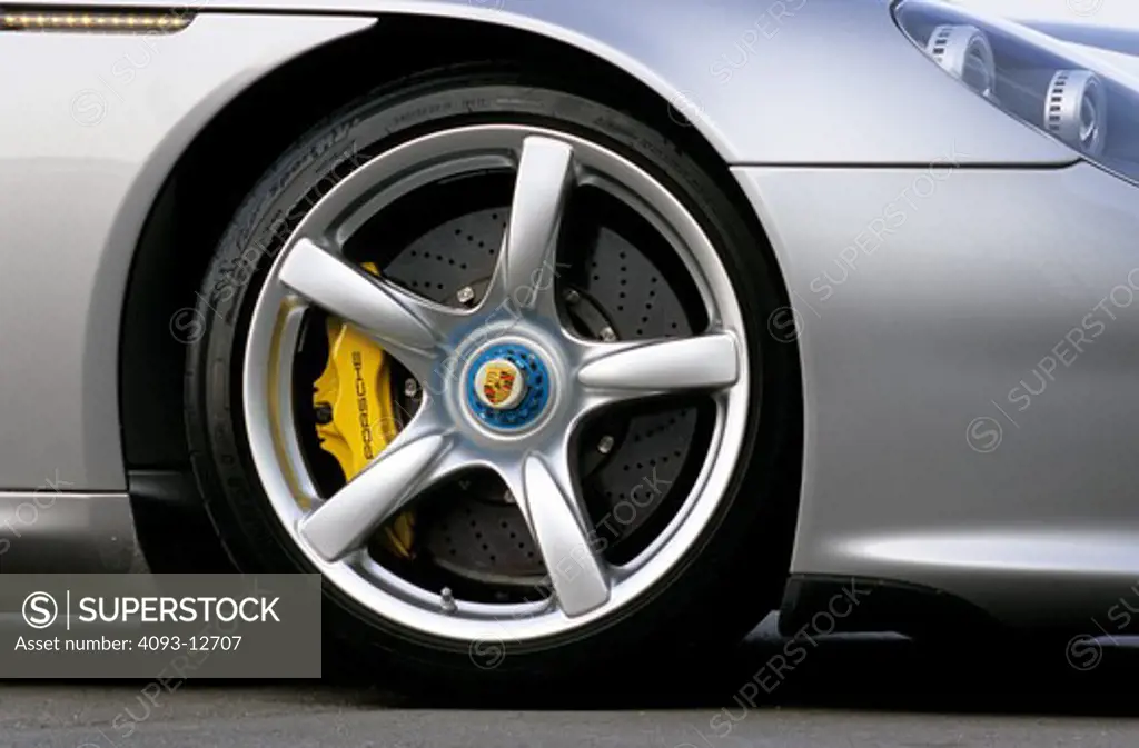 detail Porsche Carrera GT 2005 silver wheel brake rotor drilled caliper yellow