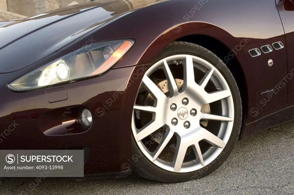 2008 Maserati GranTurismo wheel trim, close-up