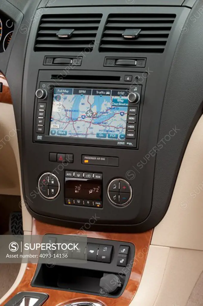 Saturn Outlook XR controls and sat nav
