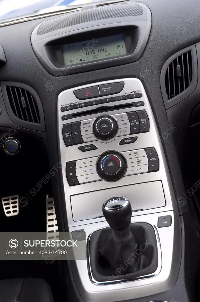 2010 Hyundai Genesis Coupe 3.8 V-6 gear box xlose-up