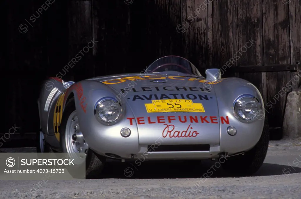 Porsche 550 Spyder 1955 silver gate race car street
