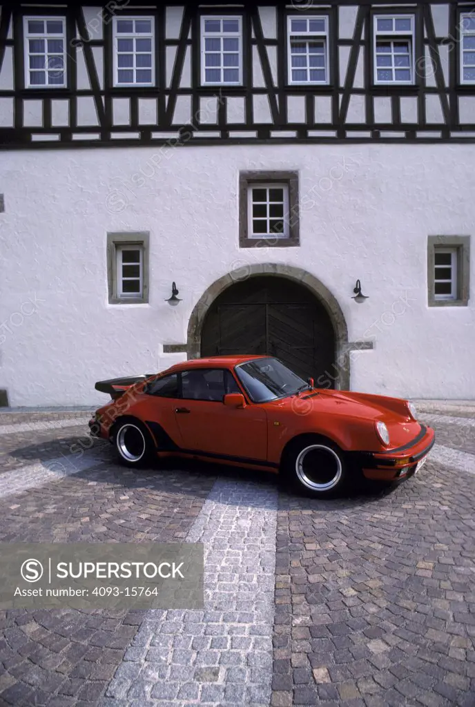 Porsche 911 Turbo 3.3 1988 red plaza 1980s