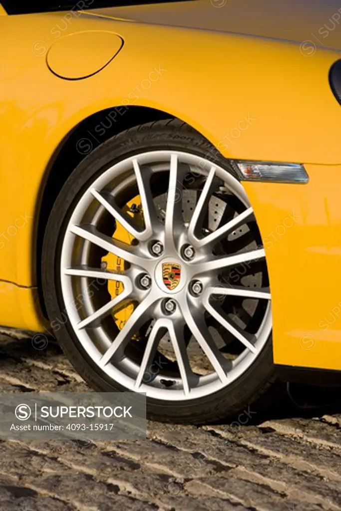 detail Porsche Carrera S 2006 yellow wheel brake caliper rotor